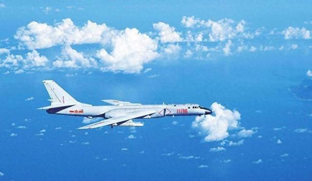 轰炸机抵近首都，美国拒表态，日本承认波茨坦公告，求中国一件事，最近东北亚上空的一