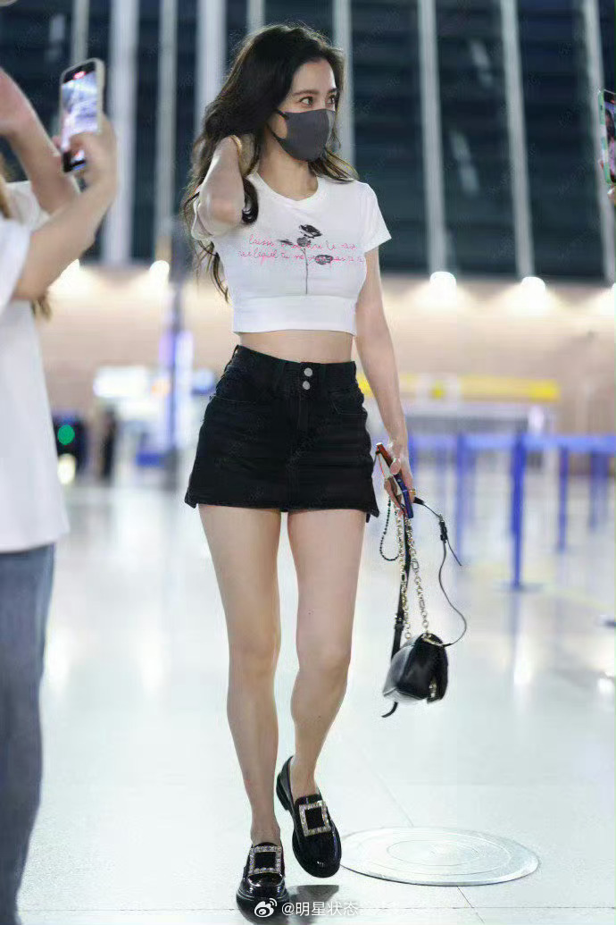 杨颖离婚后穿搭越来短了 ​​​