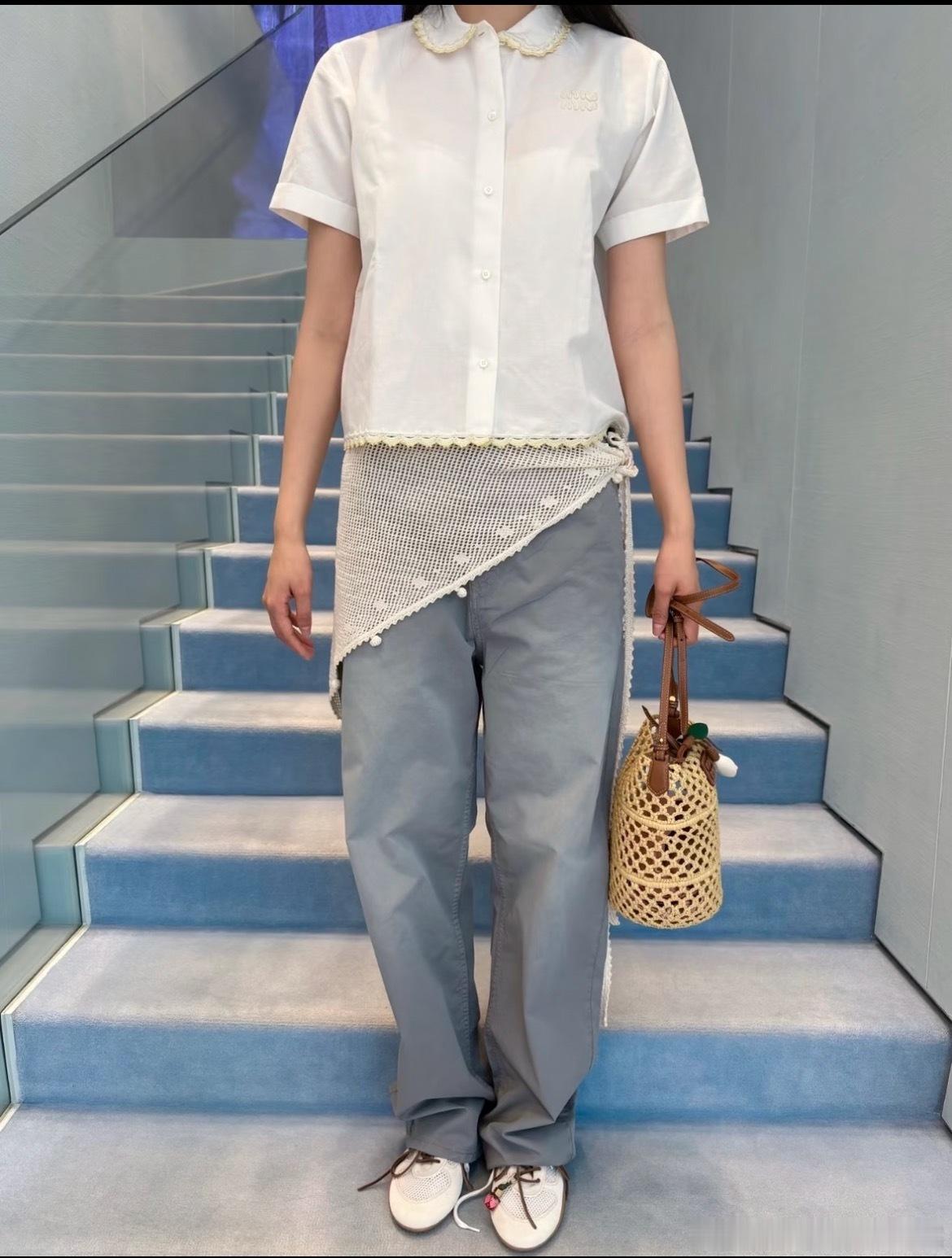 Miu花边娃娃领短袖衬衫，采用轻薄棉麻混纺，透气又舒适，领口和下摆的黄色花边设计