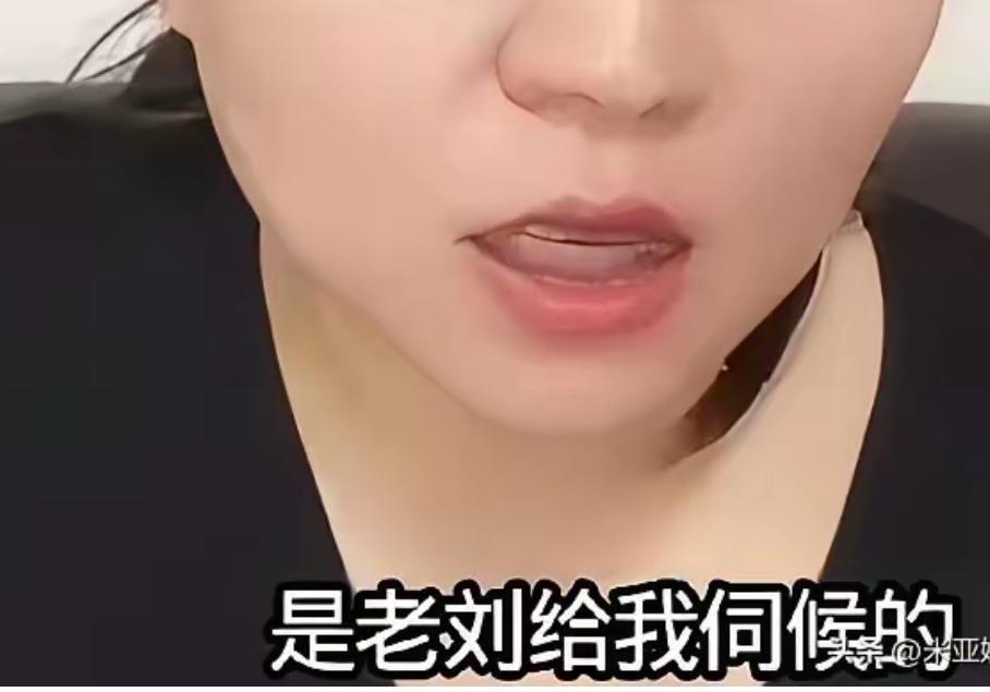 老杨是要流量吗，不仅仅吧！
      快一年了，老杨找了初恋小魏，就没见老杨说