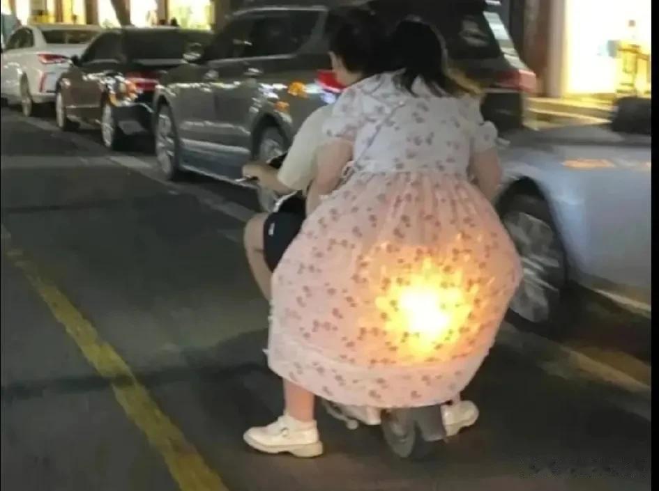 现实生活中，第一次见这么大的萤火虫[钱]
把日子过成段子。

      