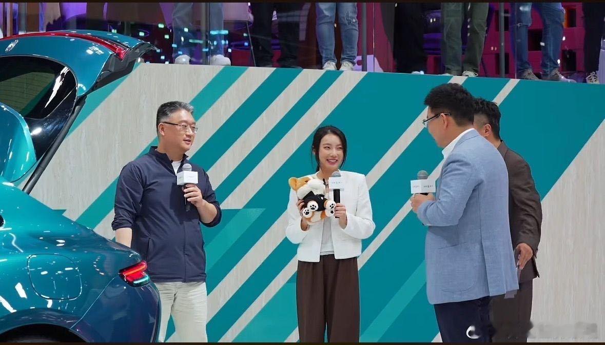 谁能拒绝肖战同款 你想想看，一件衣服能把温柔和硬气捏在一起还不拧巴，车展上那套就
