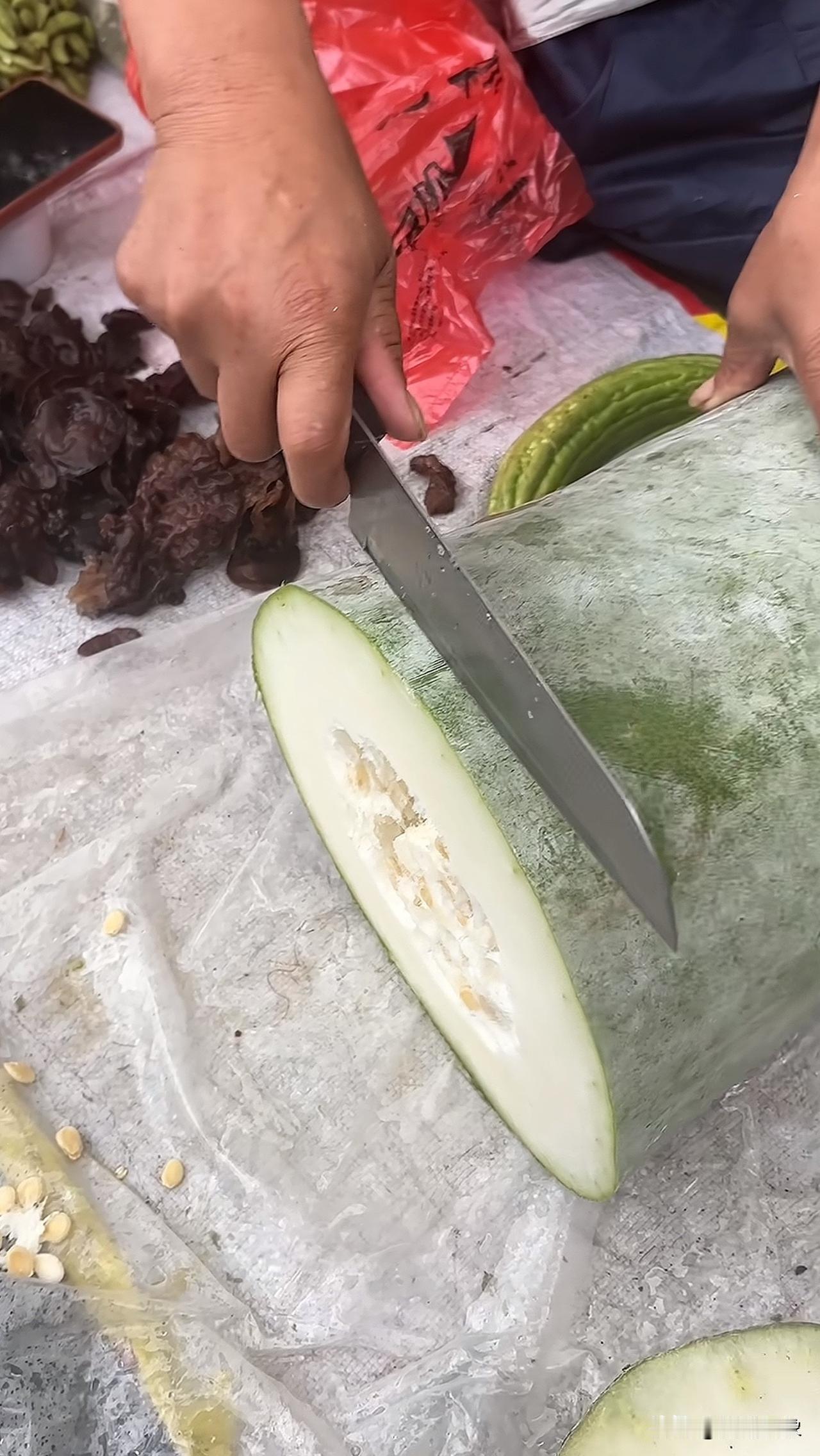 菜市场大姨给切的冬瓜，看 吓不吓人[捂脸]菜市场