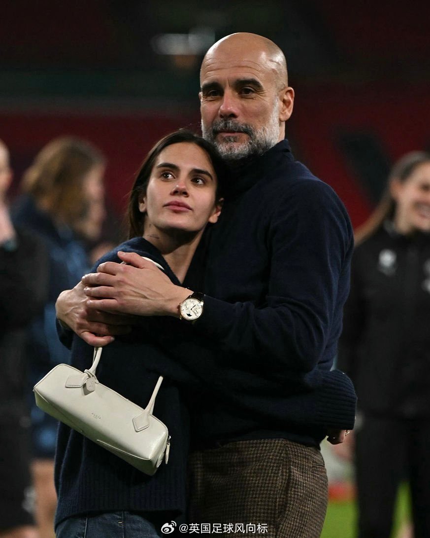 曼城夺得联赛杯冠军，瓜迪奥拉女儿玛丽娜，进场与父亲一同庆祝胜利。阿森纳0比2曼城