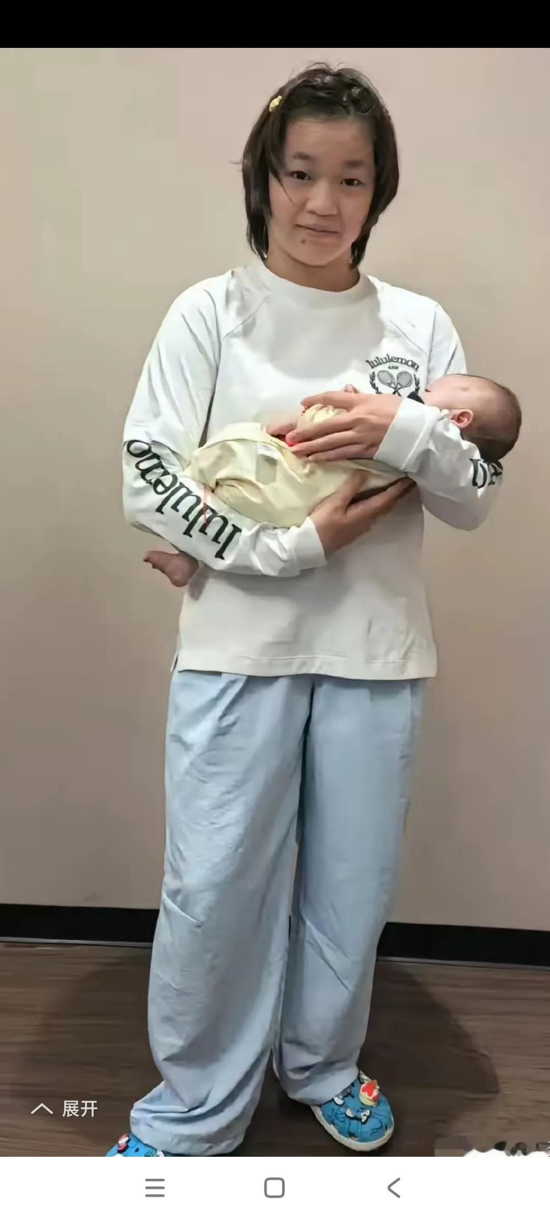 难道这是全红婵吗？

怎么胖成这样还抱上孩子了呢？

当上姑姑了吧？

女大十八