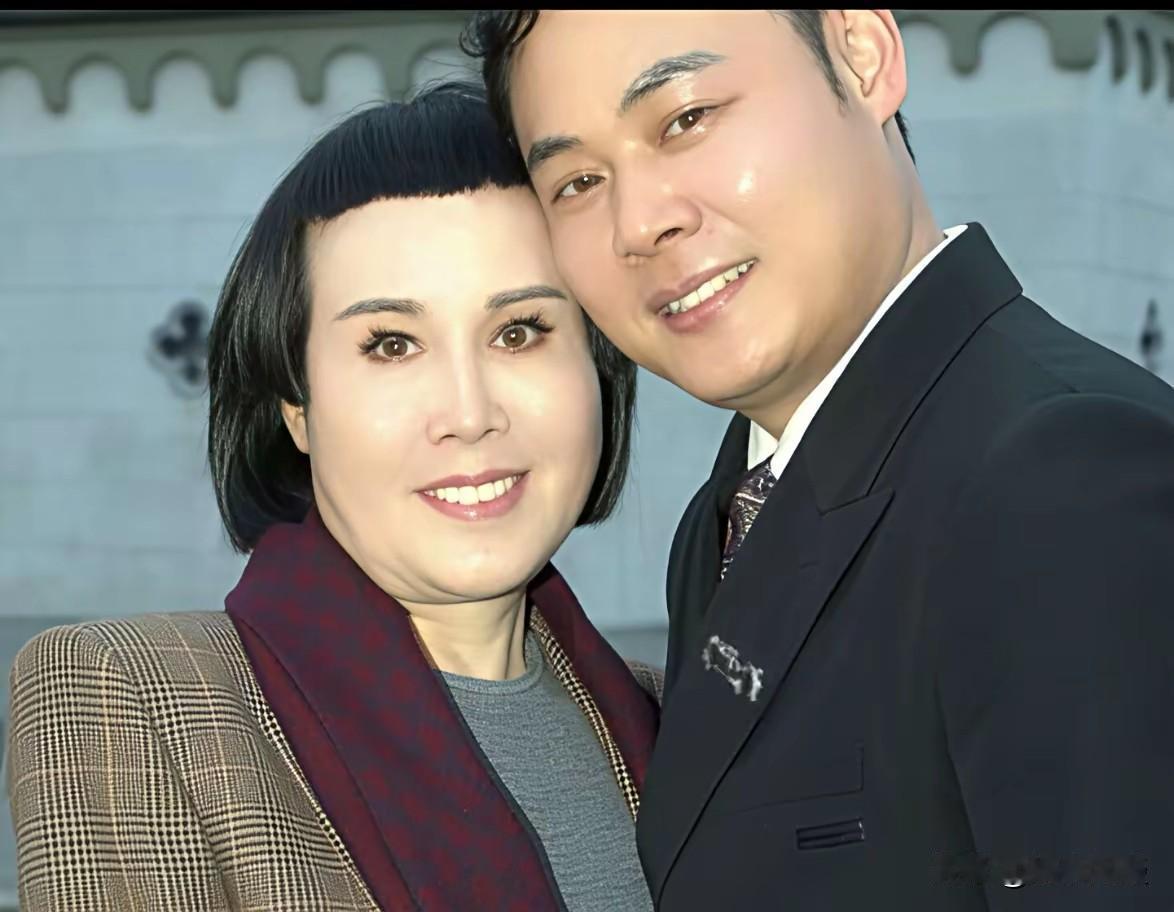 两个人站在一起十分般配，天生自带夫妻相。
一段相差16岁的姐弟恋，早年饱受议论，