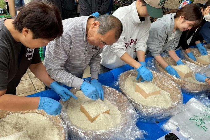 日本人买不起米，改吃面包面条！

日本从2024年夏季开始面临严重的米荒和米价暴