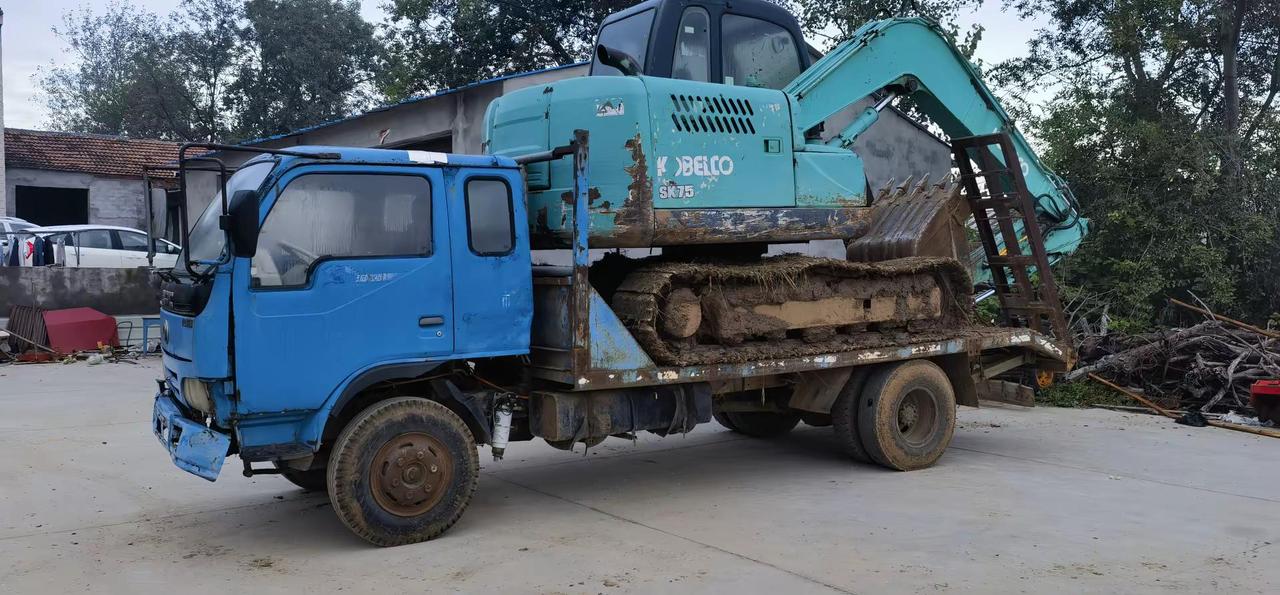 挖机找活干，欠账的不干，