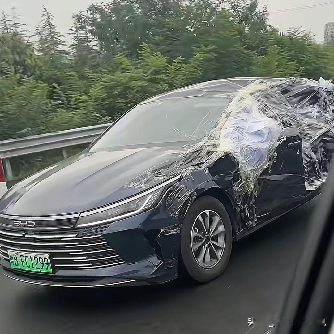 谁都不服，就服这哥们儿！任凭风雨飘摇，雷霆万钧，也挡不住他回家的心！搞成这样还有