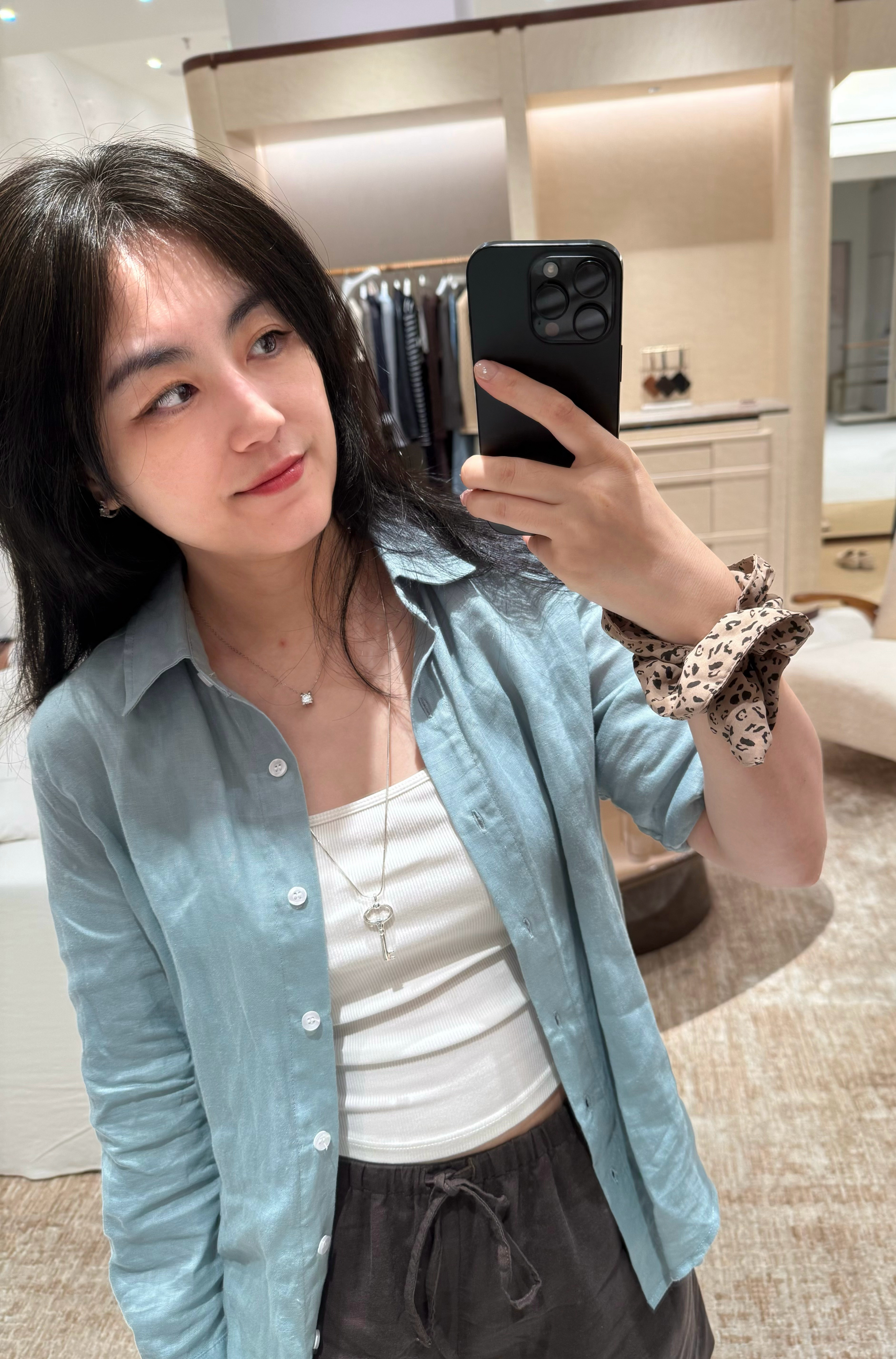 和小姐妹逛街。对镜自拍，才能还原这件亚麻衬衫的质感和美貌，无论从哪个角度看，这件