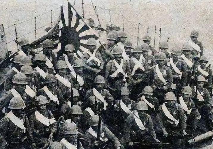 1938年，几十名日军正在河中央洗澡，被一名路过的八路军发现，本以为他会偷偷报告