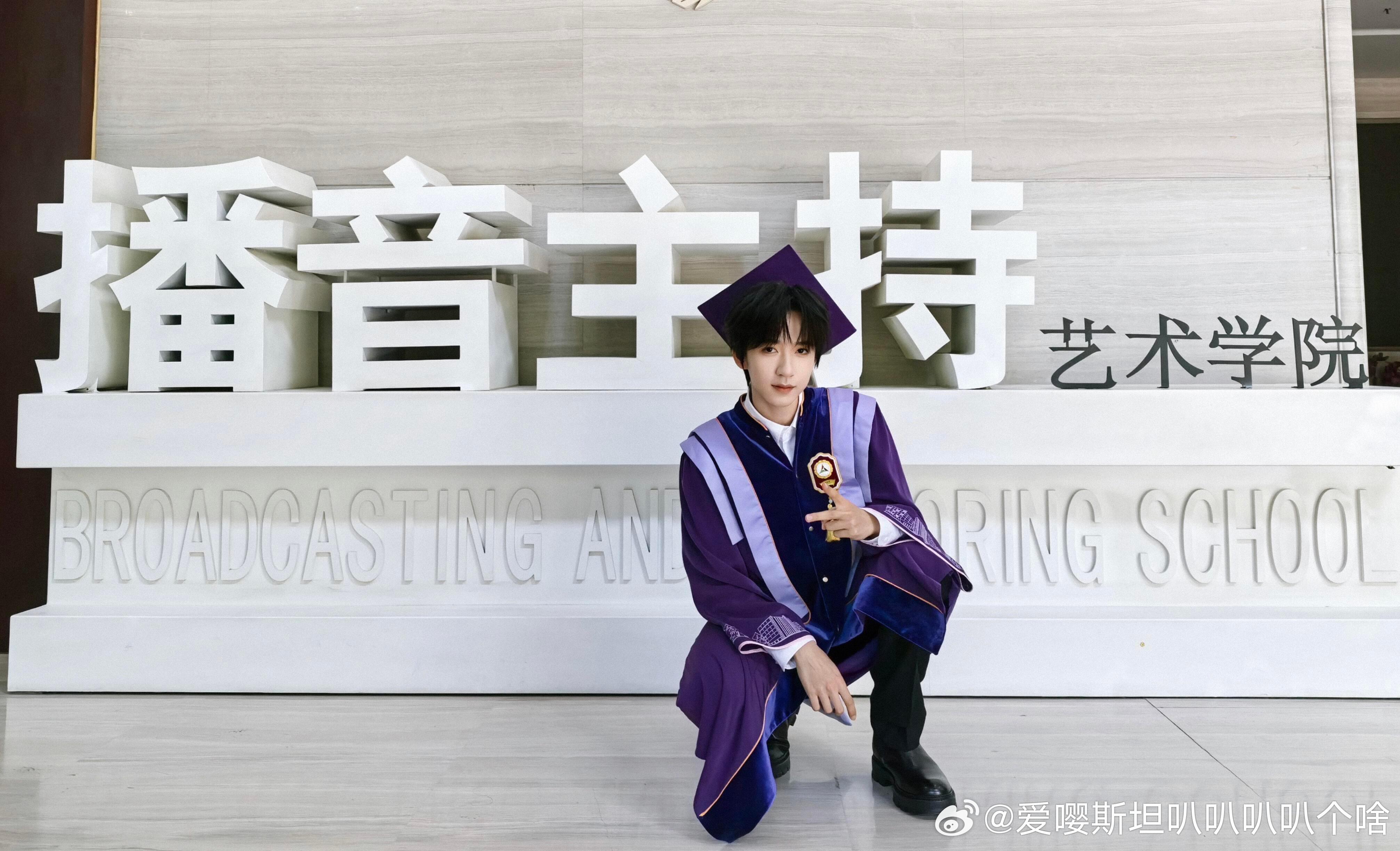 媒体融合与传播实务，听着像论文题目，其实跟贺峻霖的行业赛道挨得挺近，读的书能往工