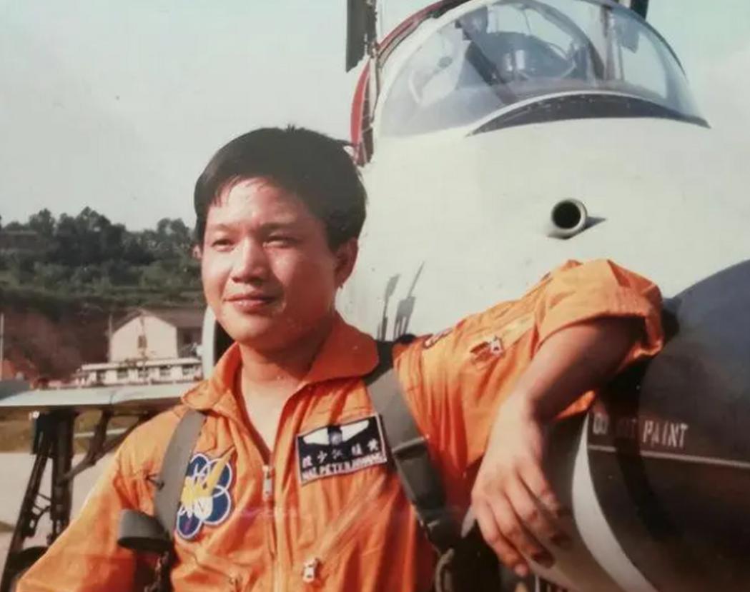 1981年，台湾空军飞行员黄植诚瞒着后座飞行员开着F-5E战斗机投奔大陆，不料中