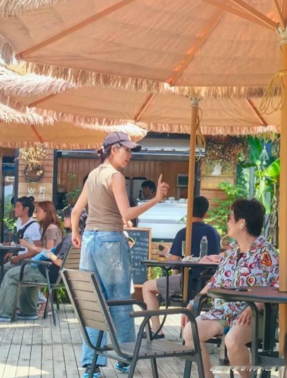 蔡少芬和老公张晋在贵州度假，带着三个孩子，俩女儿都继承了妈妈的好基因，颜值好高啊