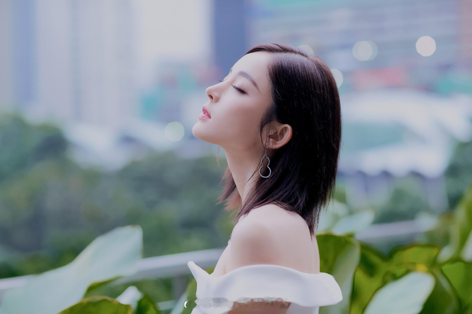 古力娜扎短发迷人写真大片 