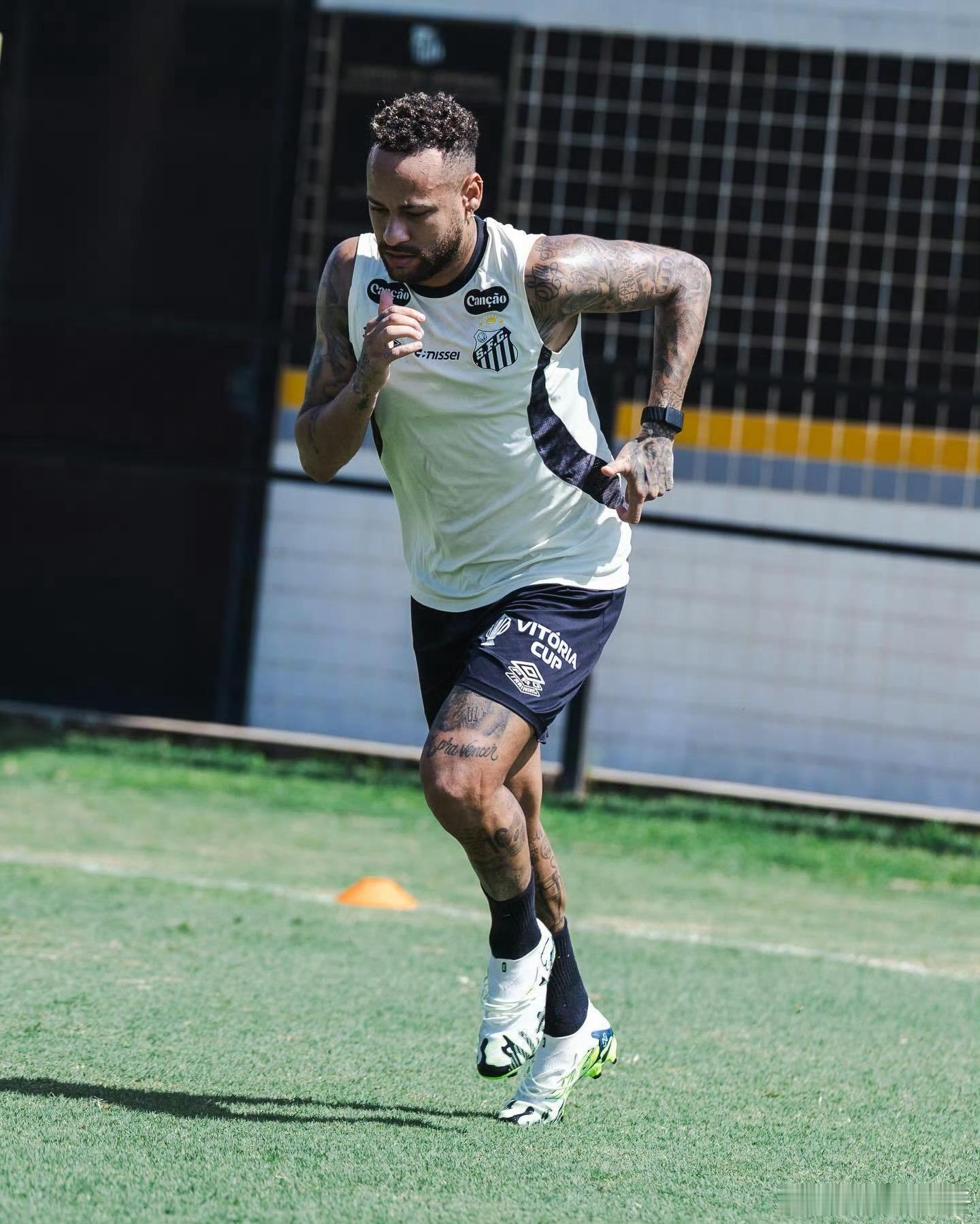 内马尔内马尔 恢复进度已经到集体训练 