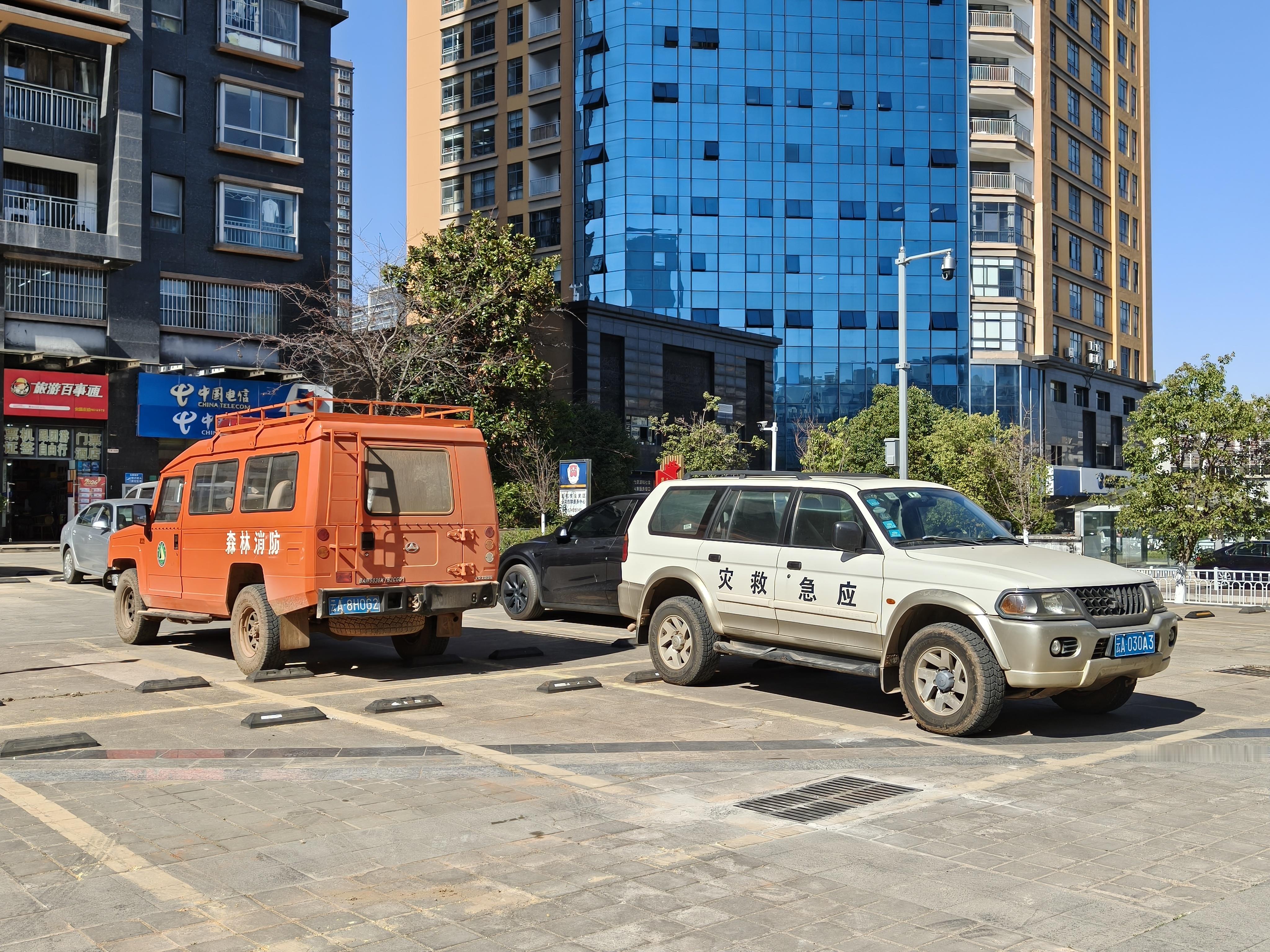 图1、图2这种公务用车味太正了，图3这个红色帕萨特中年妇女感太浓了