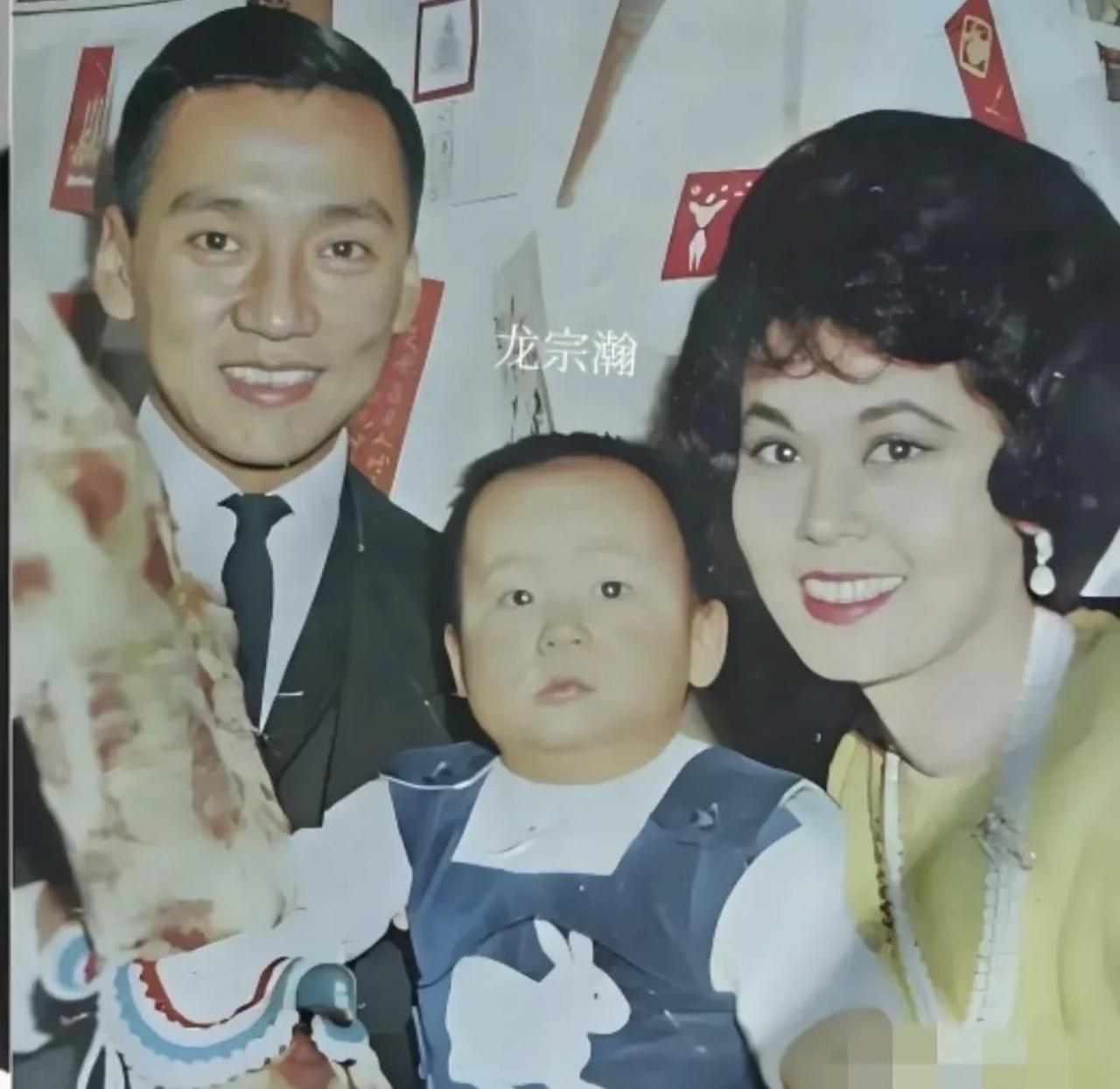 没想到这张满是暖意的60年代全家福，拍完还不到一年，女主人就骤然离世了。左边是民
