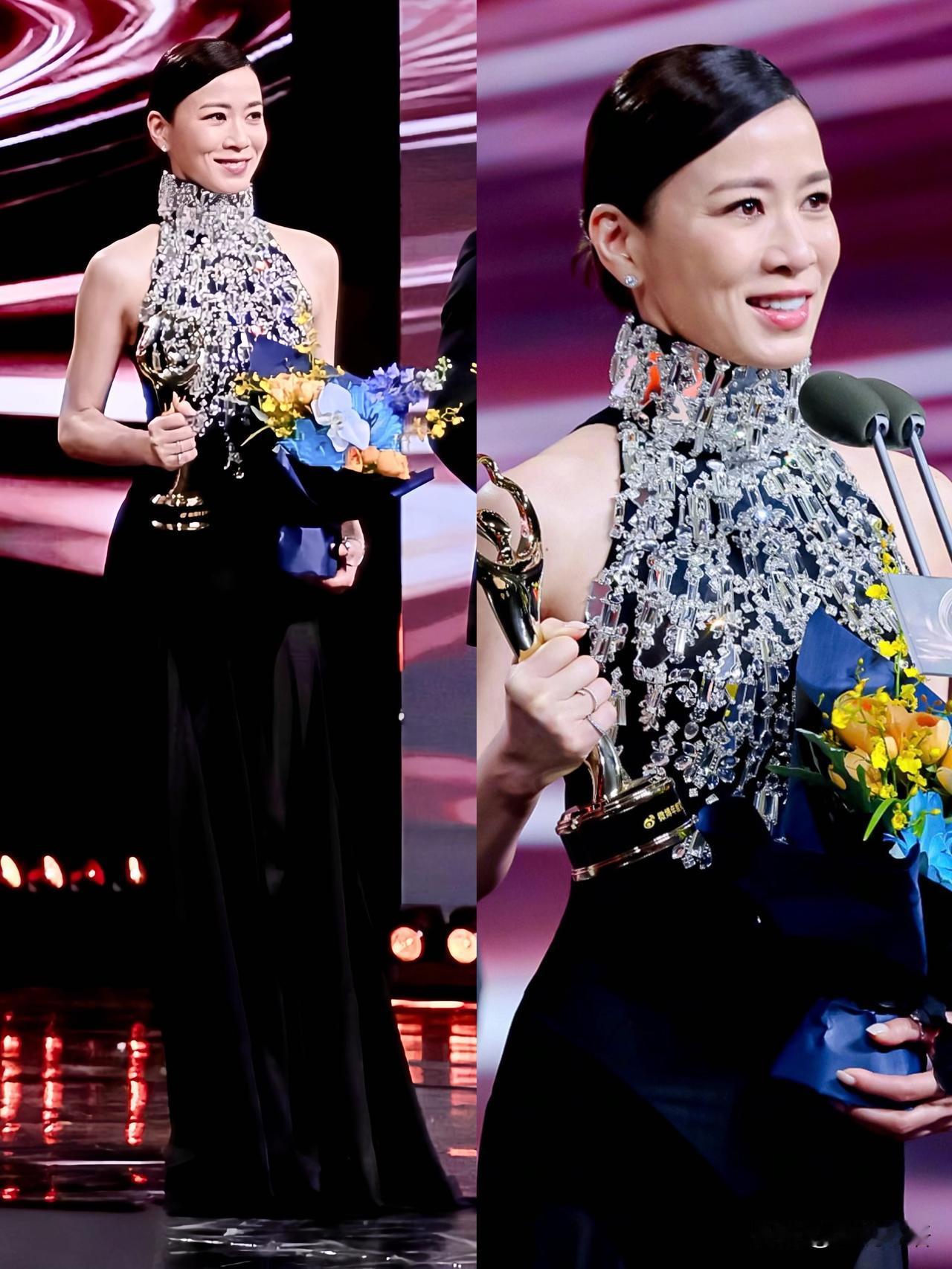 佘诗曼年度实力演员实至名归！
曼姐也太会了吧！
微博之夜拿下年度实力演员，
领奖