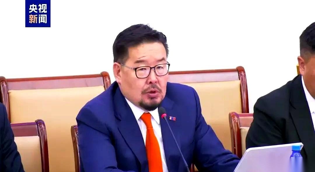 刚被开除，位置还没凉透呢，又被叫回去了。
蒙古国这出戏，简直比电视剧还精彩。议会