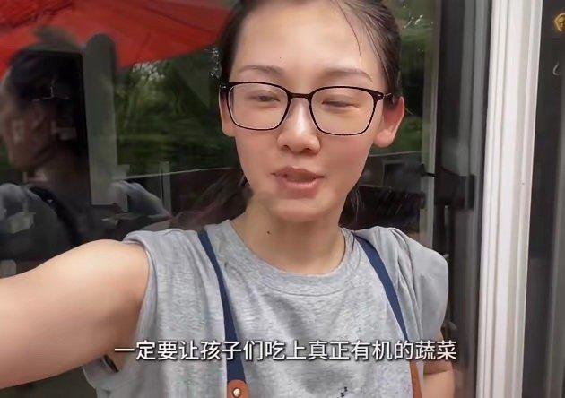 苗苗太厉害了，立誓要让小孩吃上有机蔬菜，她在上海租的豪宅里面建了一座“可食花园”