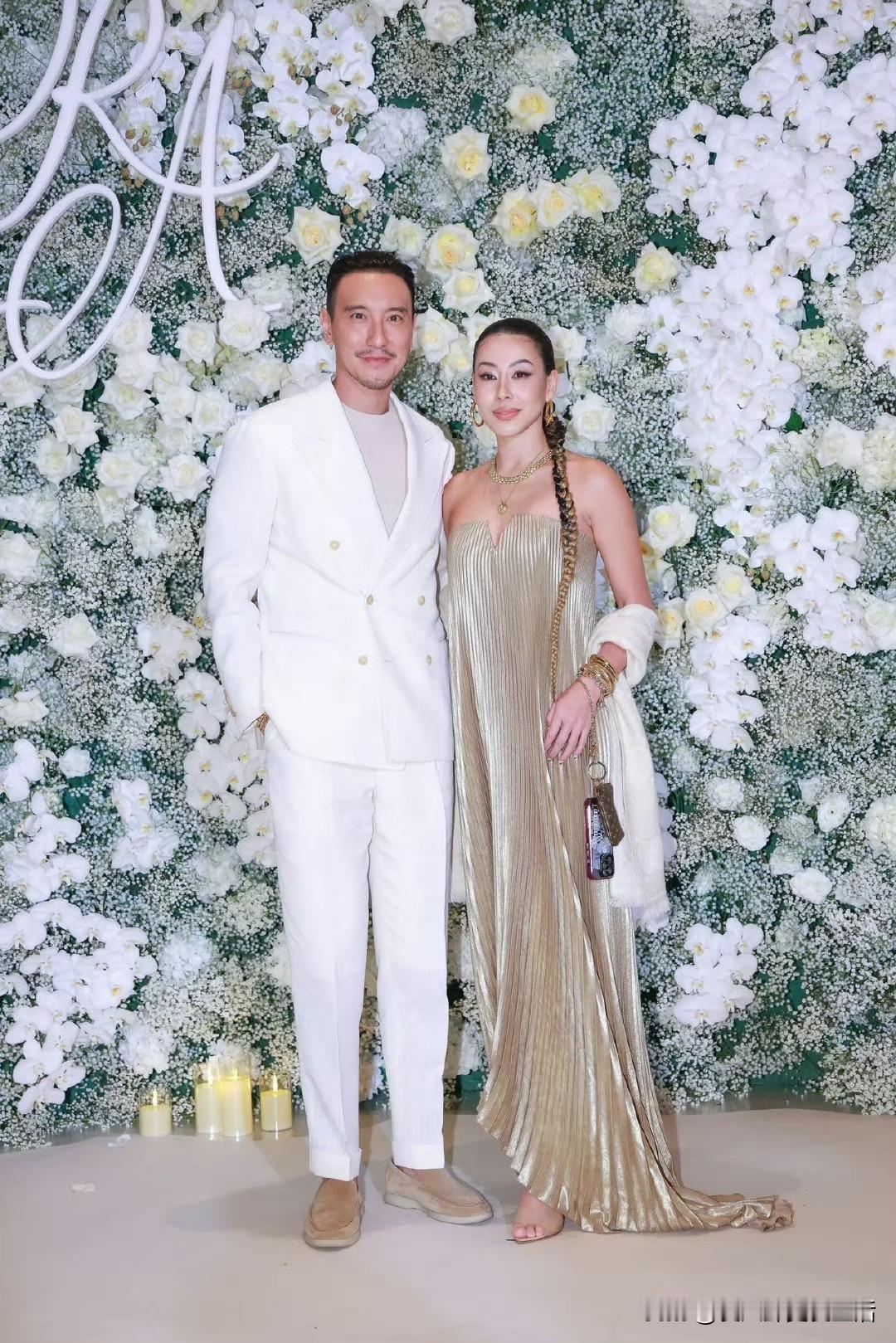 王阳明蔡诗芸夫妇，也出现在了邱泽的结婚现场。两个人穿着情侣装，格外亮眼。
话说两