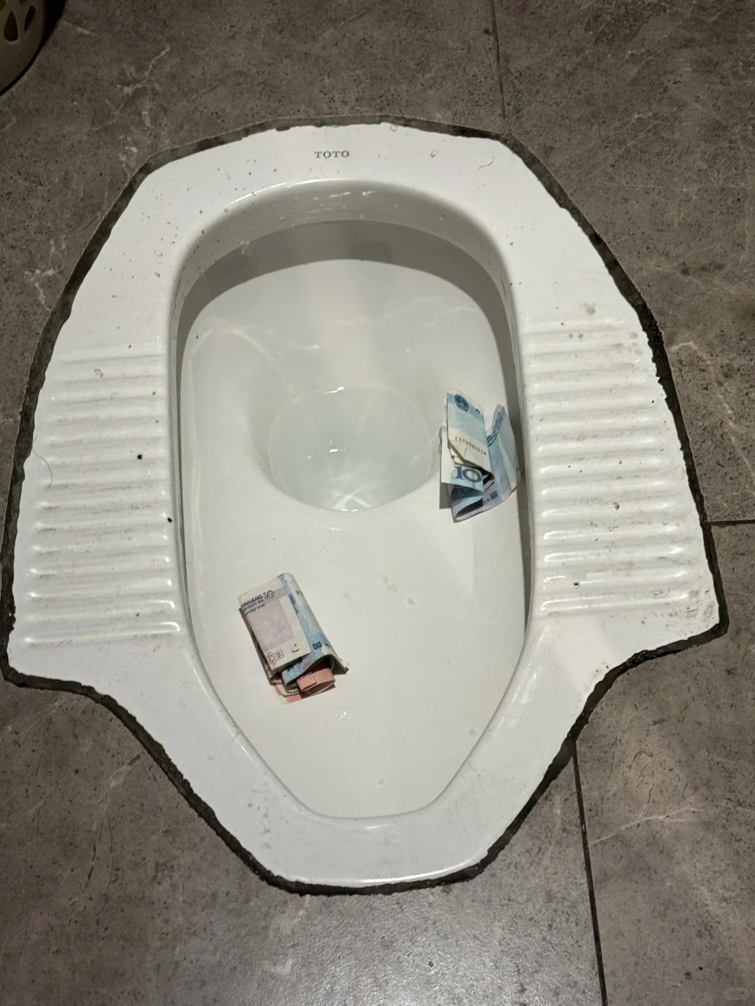 你能想象马桶里藏着钞票吗？之前听说有个哥们，因为怕钱放家里被老婆发现乱花，就把私