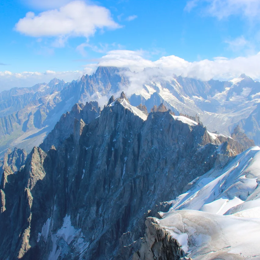 说到欧洲最高峰，很多人第一反应是少女峰 (Jungfrau)，因为山顶有一座全