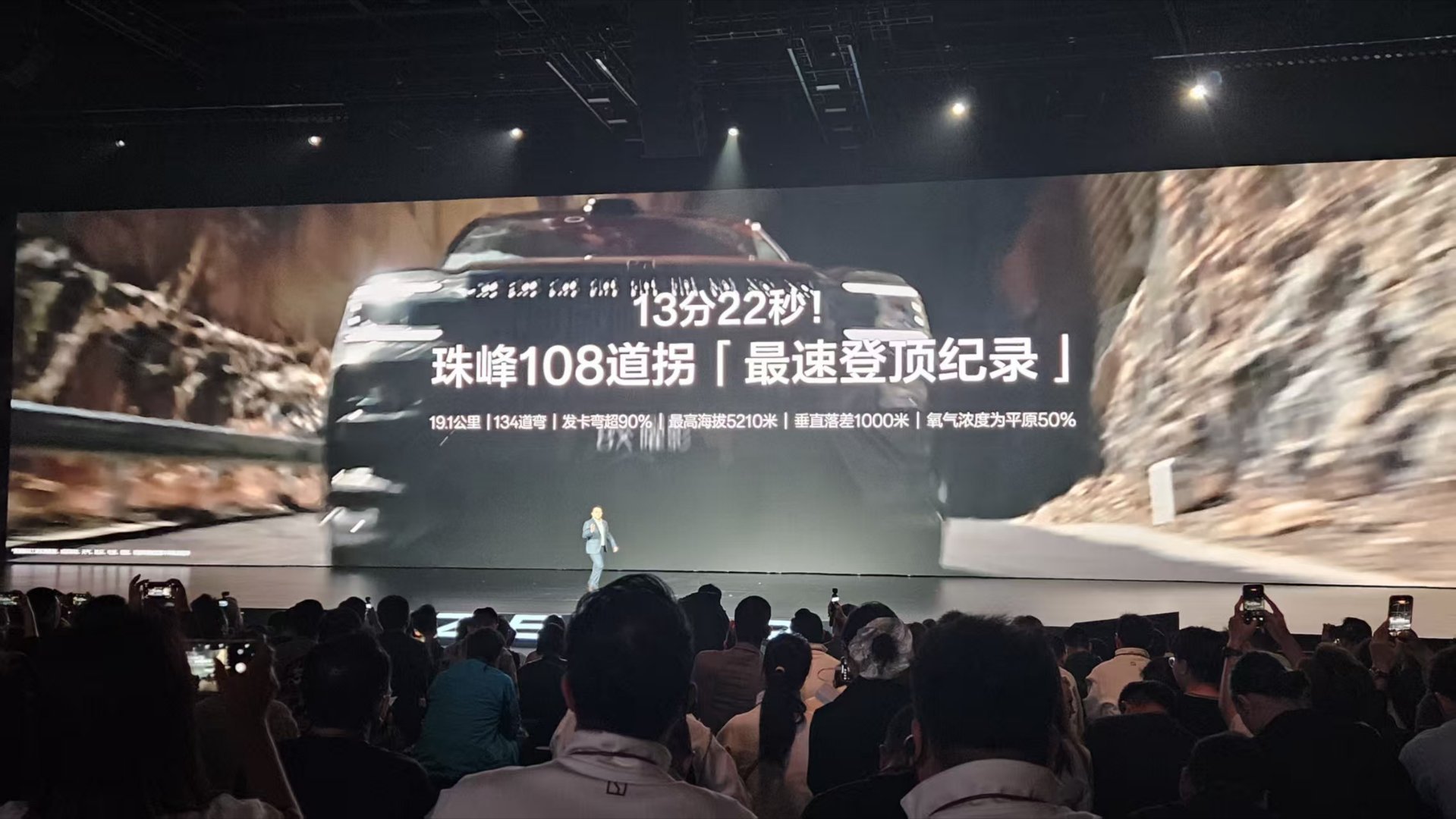 极氪8x新公路之王 这一段致敬了飞驰人生