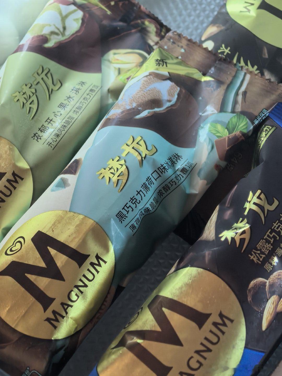 路过冷饮店，买了一打梦龙，再吃这个品牌已经有三年了。也是这样的夏天，大雄离开前我