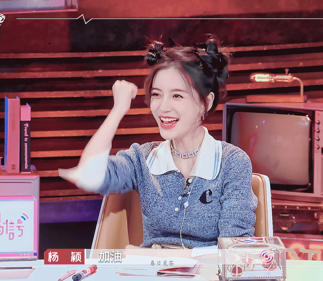 她只是个安吉拉婴儿，只会萌萌地笑呐 