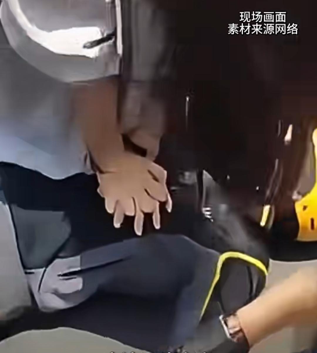 5月13日中午，杭州临平北大街的街头，一场生死时速的救援，让所有人看到了医者仁心