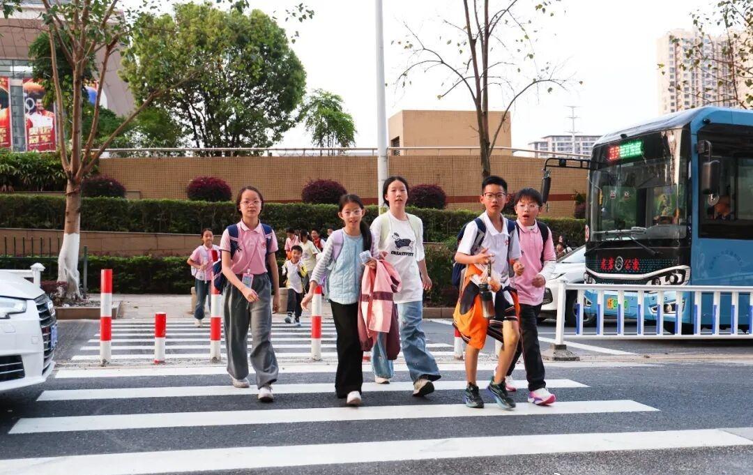 民生12345·你点题我服务 | “过马路，心更安了！”龙岩交警高效完成金鸡路交