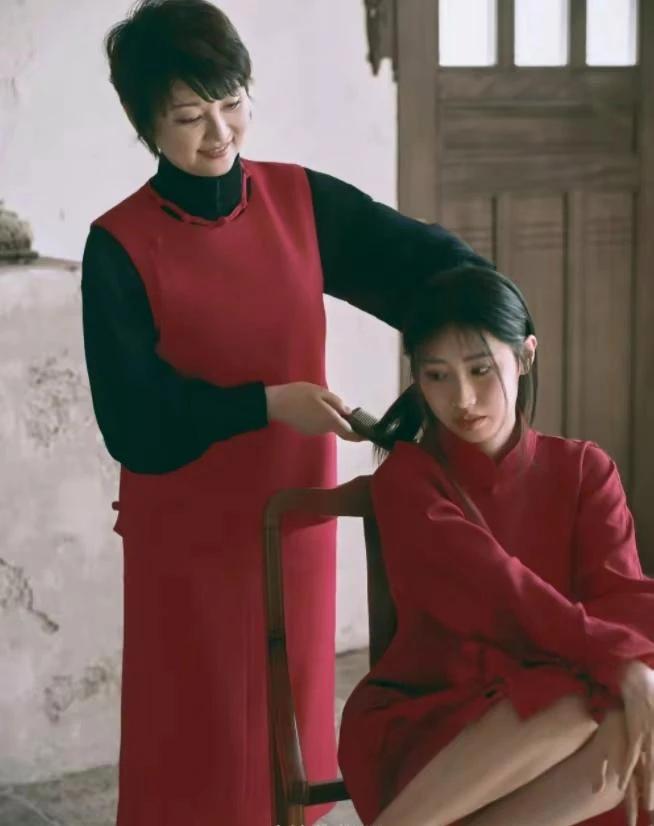 徐帆与女儿徐朵携手登上《上城士》杂志封面，画面温馨和谐，阳光流淌，暖意盎然，透着