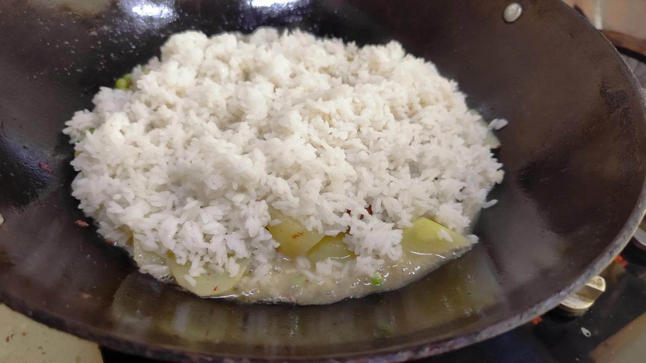 春日生活打卡季春日美食不可辜负！刚出炉的新鲜的豌豆和土豆一起和腊肉，香肠箜饭吃，