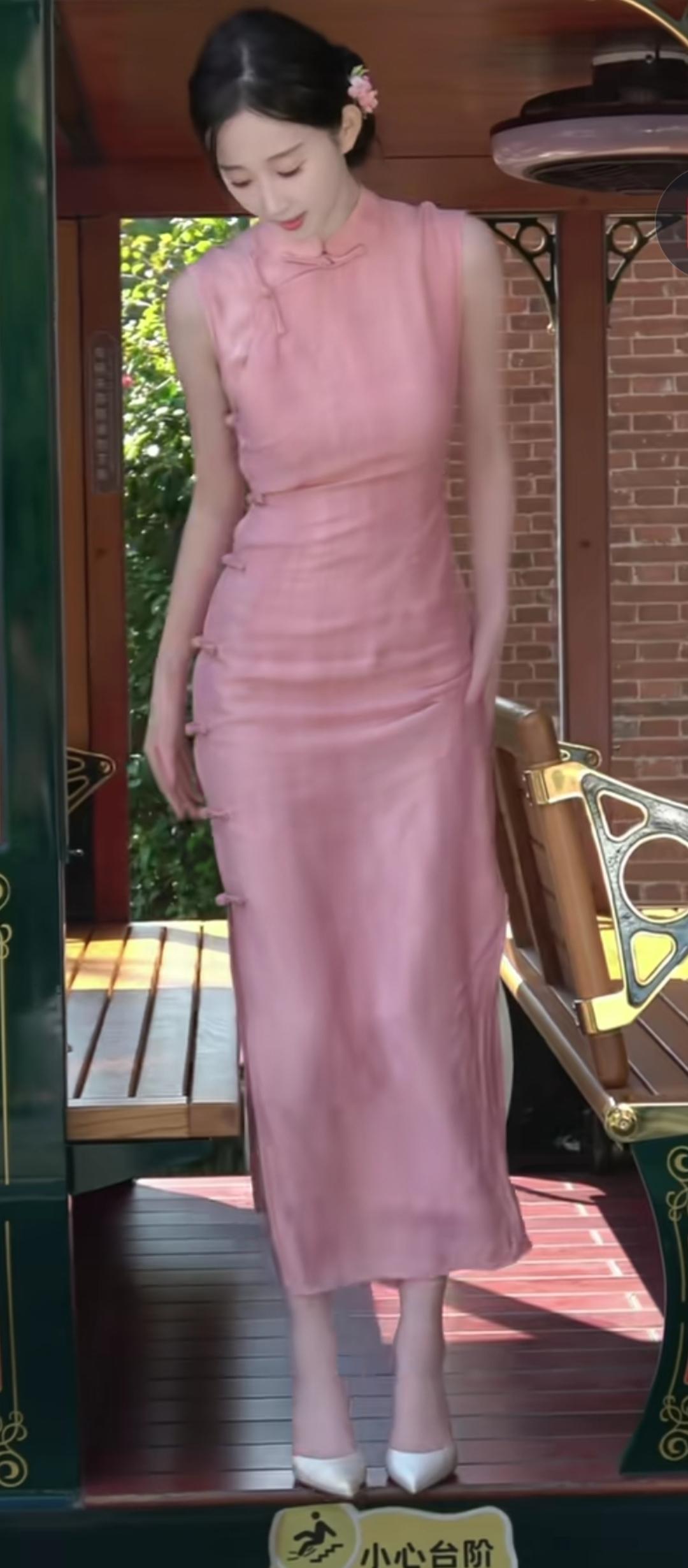 粉裙映日，步履生莲。