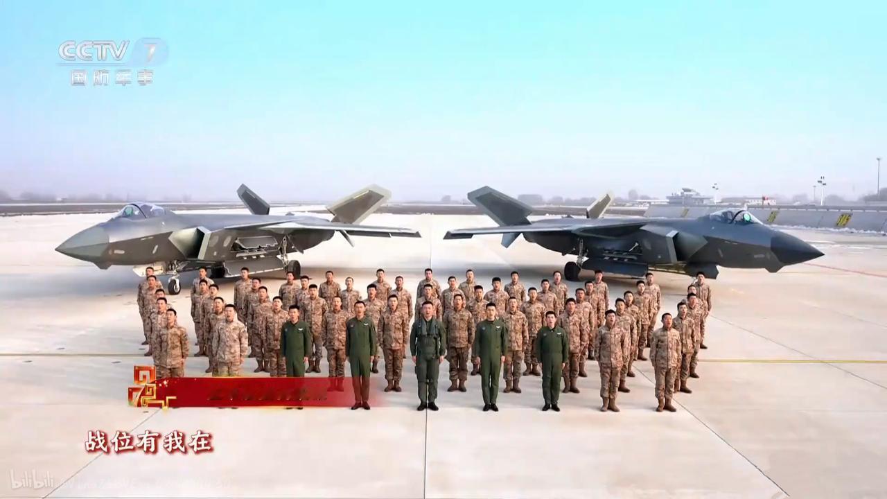多翻几张照片，发现今年空军拜年相当硬核，歼-20排队登场两次，包括歼-20常规型