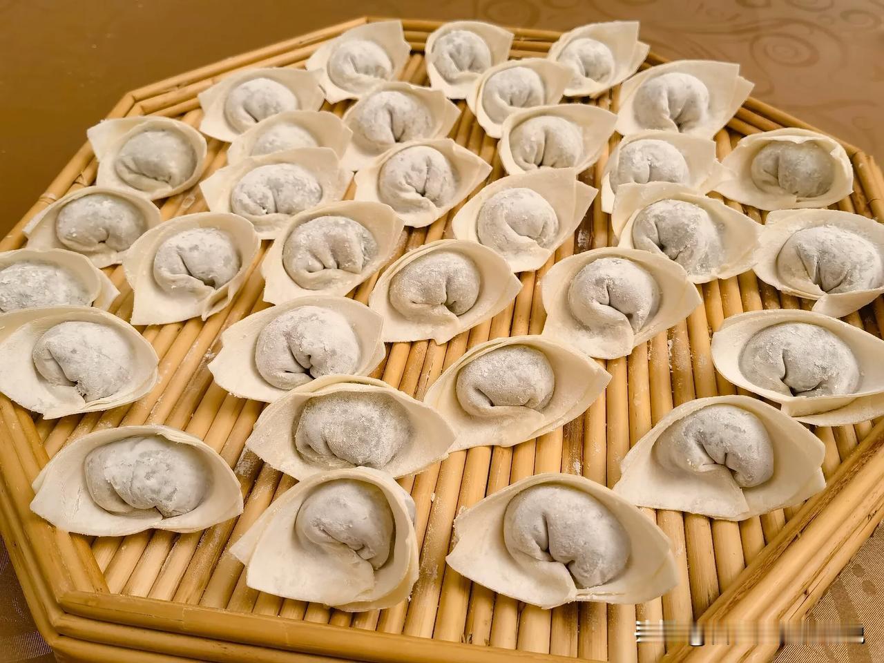 孩他爹不在家的晚上，我是一定不会让自己闲着的。加班，包馄饨，卤牛肉，提前准备明天