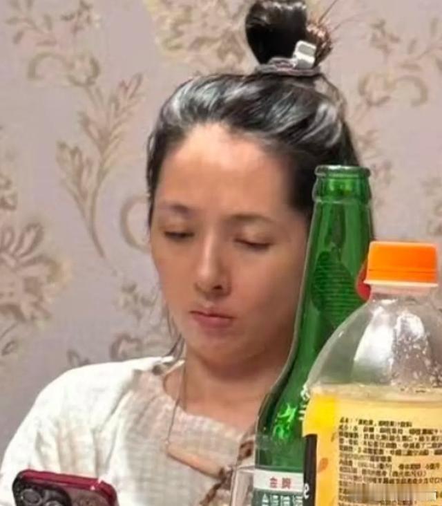 42岁郭碧婷素颜陪吃饭，旧手机不离手太真实，向佐让位显分寸感 ​​​