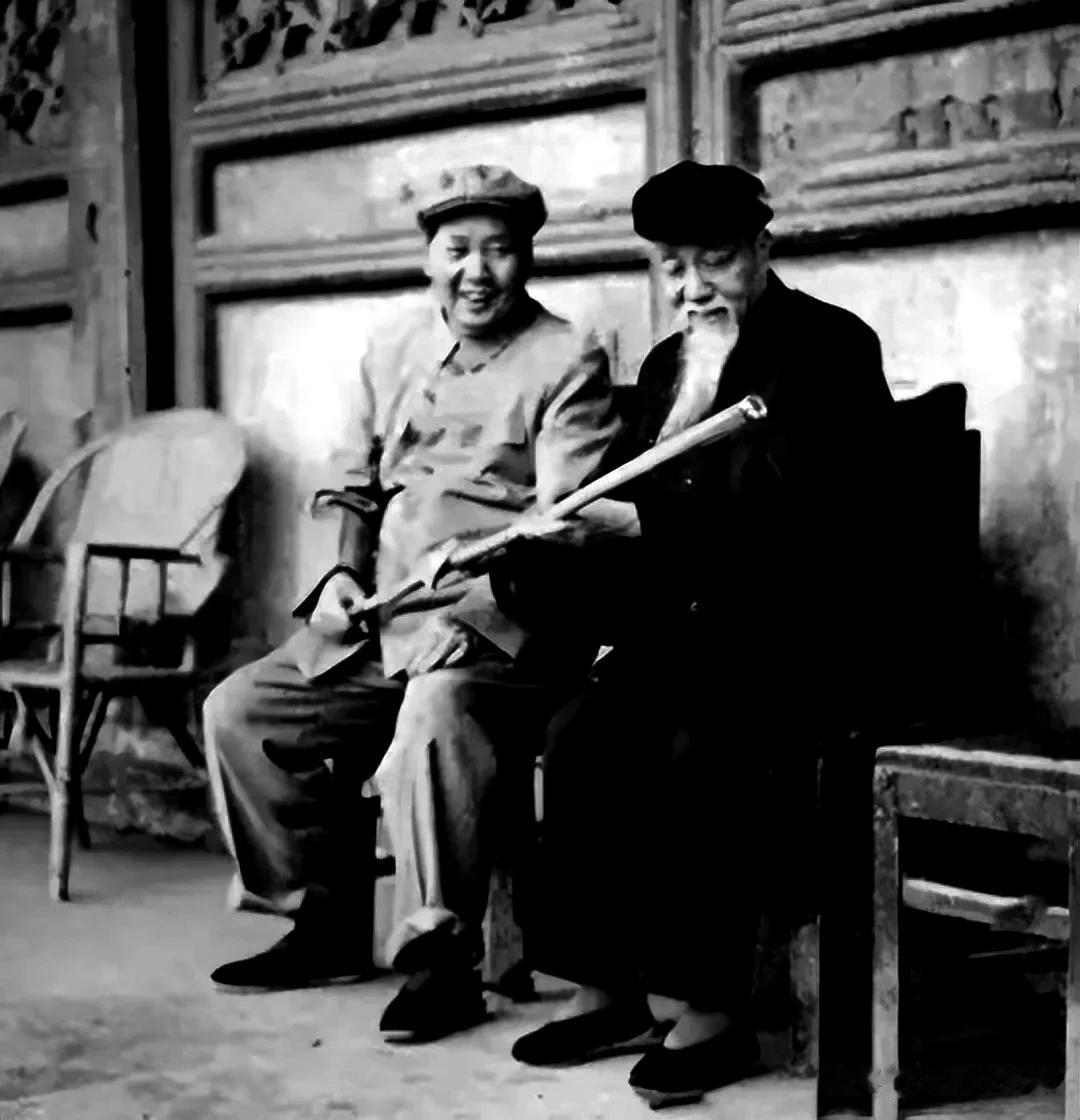 毛泽东的拐杖情缘
1965年，越南民主共和国主席胡志明访问中国，到长沙与毛泽东会