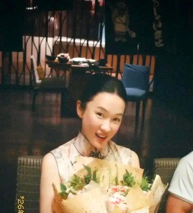 46岁生日没红毯没明星，她笑得毫无顾忌。

抓拍里霍思燕白T恤，头发随便扎着，站
