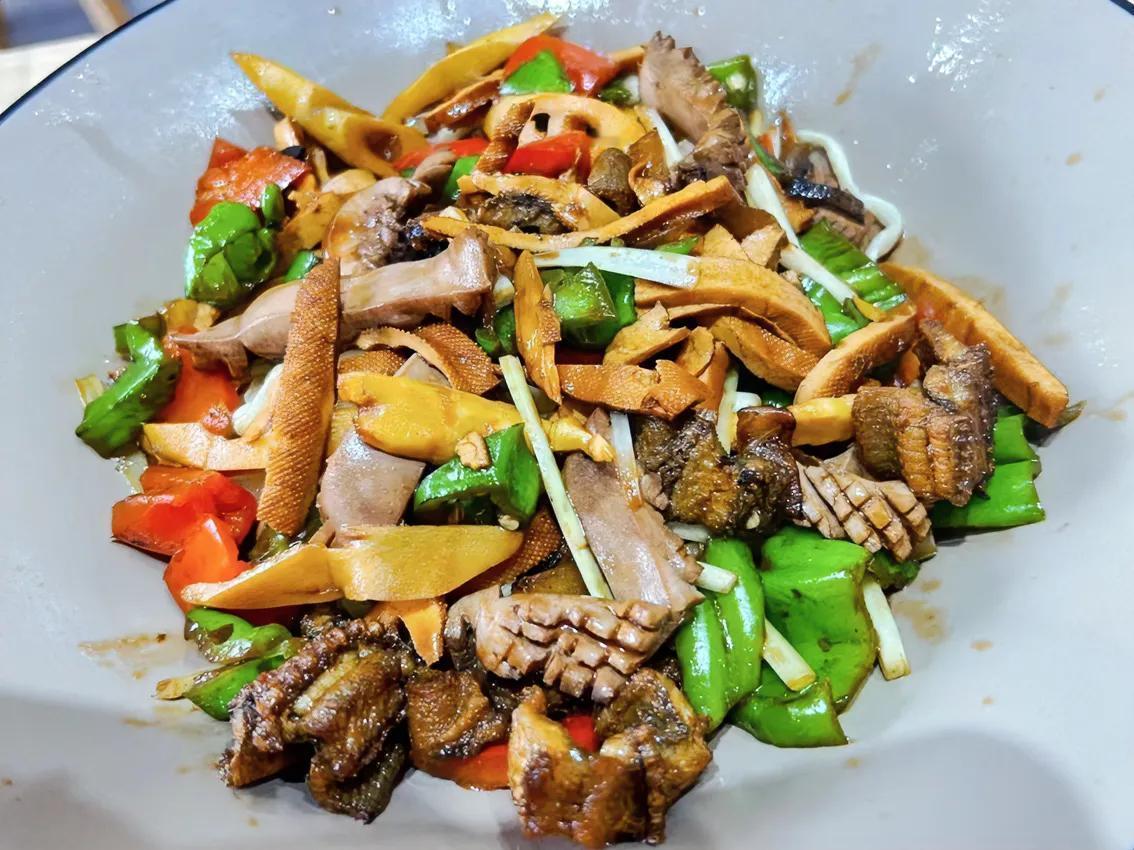 今天高三的儿子放假了。
毕竟今天已经6月4日了，
离高考没两天了，
放假回来休整