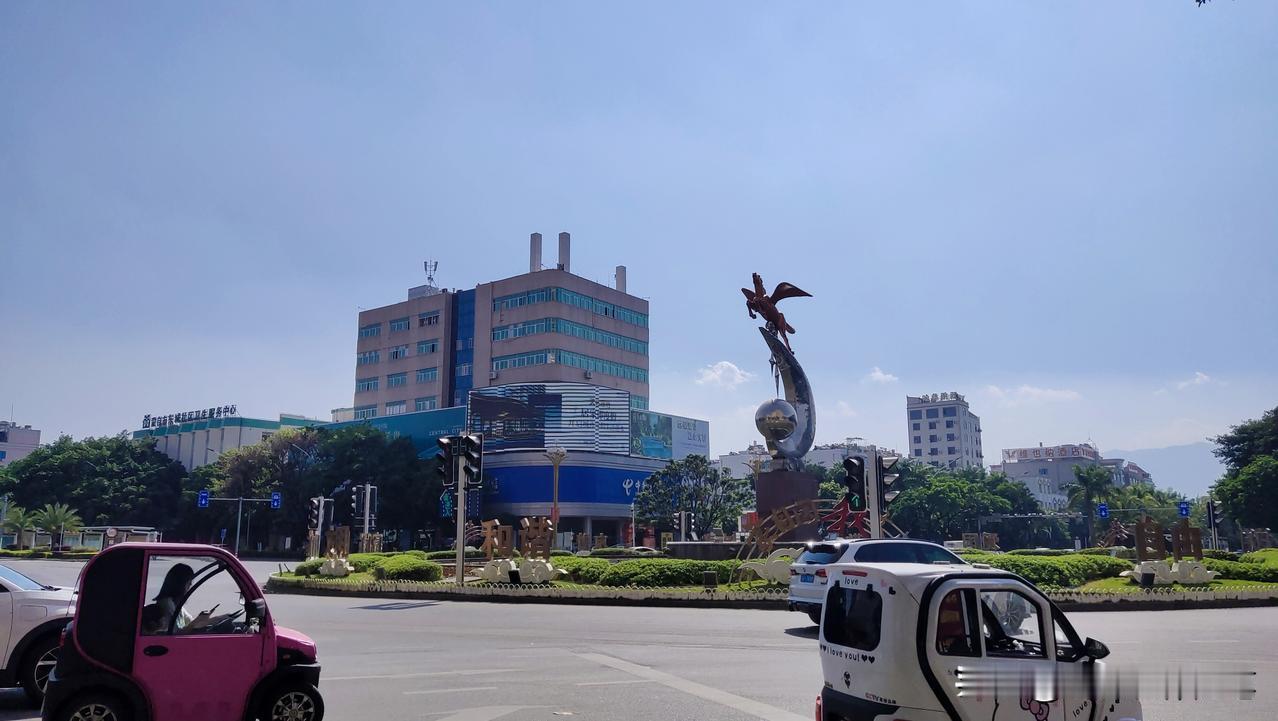 蒙自，你终于变成了我所不认识的样子！
这里是我大学毕业后工作的第一站，算是我独立