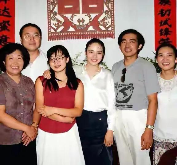 小品皇后宋丹丹，三十五年的老照片，里有还有她的前夫，是哪一位吗！是后排的哪一位！