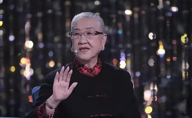 原国防部长耿飚的长女，一夜之间被查封了所有资产，她选择出走美国。在离开时她发誓：