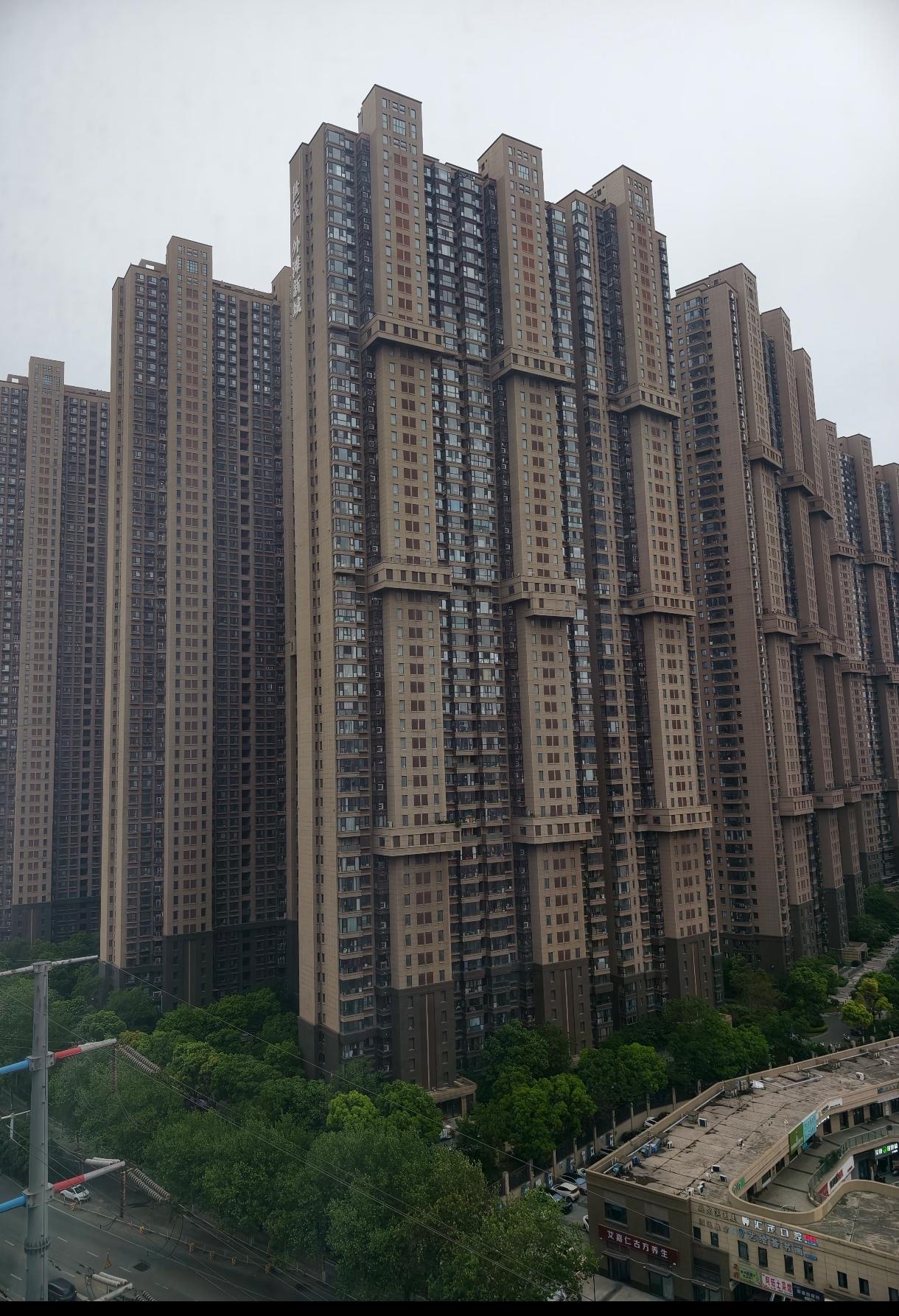 这些高层就像鸽子笼，2014年，1.88万单价。有大平层江景间，开发商以一线江景