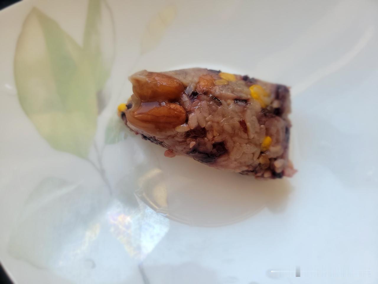 这个端午节，亲人给送过来两盒品牌粽子，有豆沙馅，杂粮豆馅。我尝一个，又甜又硬，特