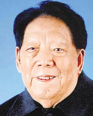 1996年，铁瑛将军正在家里看报纸，就在这时，女婿走了进来，说：爸！你能不能给我