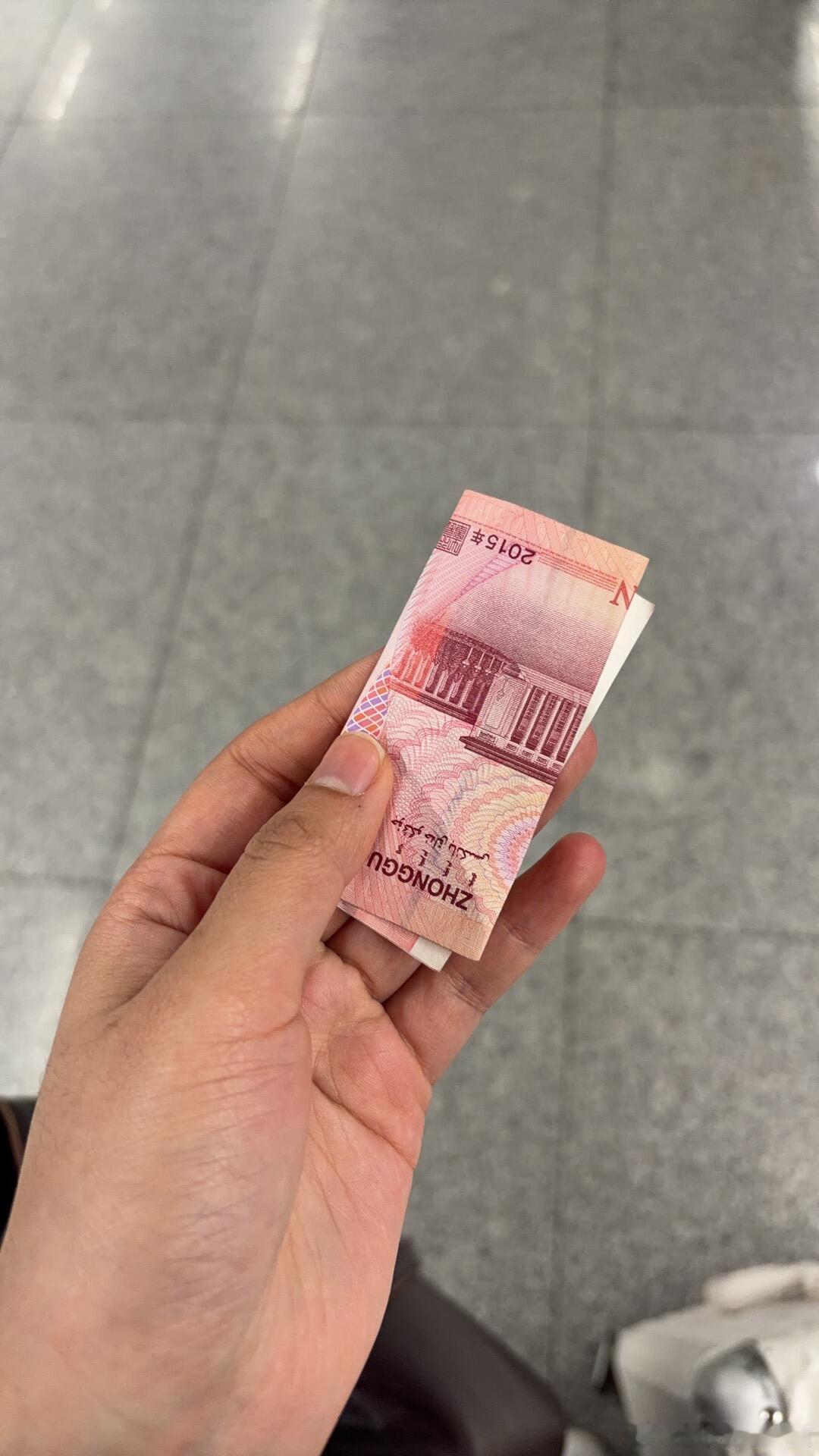 在深圳，为孕妇让座，意外收到红包。 