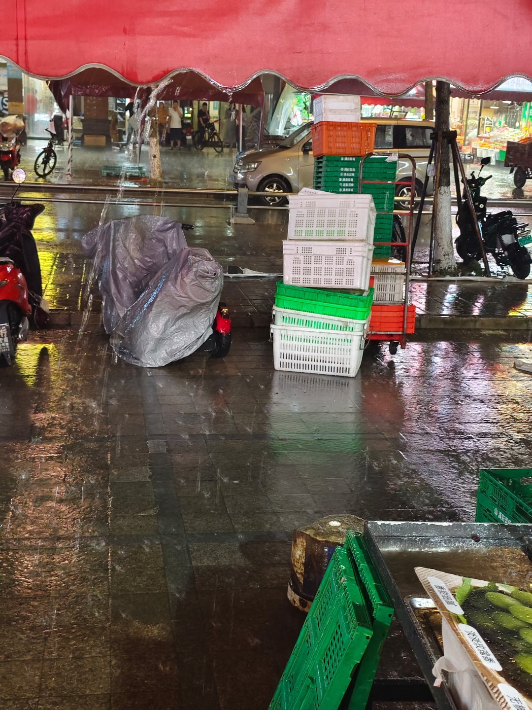 说来就来的大雨，停在路边买个东西回不去了[允悲] ​​​